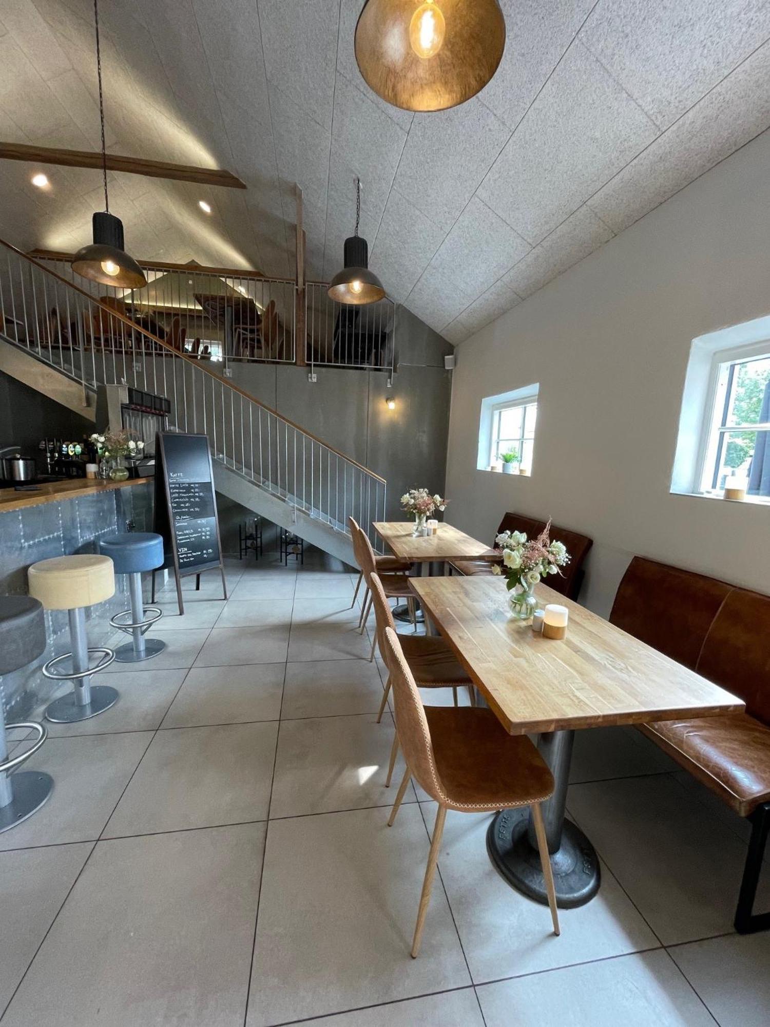 B & B Godstrup - Cafe Og Restaurant Den Gamle Stald Хернинг Экстерьер фото